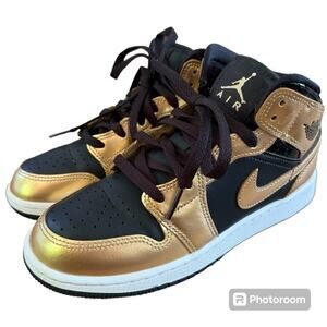 Nike Air Jordan Retro 1 Mid SE (GS) Size 4Y
Metallic Gold DR6968-071